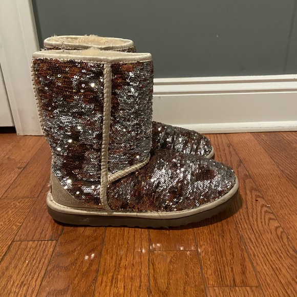 UGG Boots! Good Condition! - Picture 2 of 3